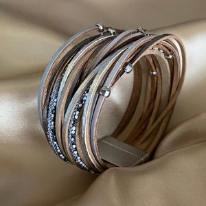 Bracelet with magnetic clasp
